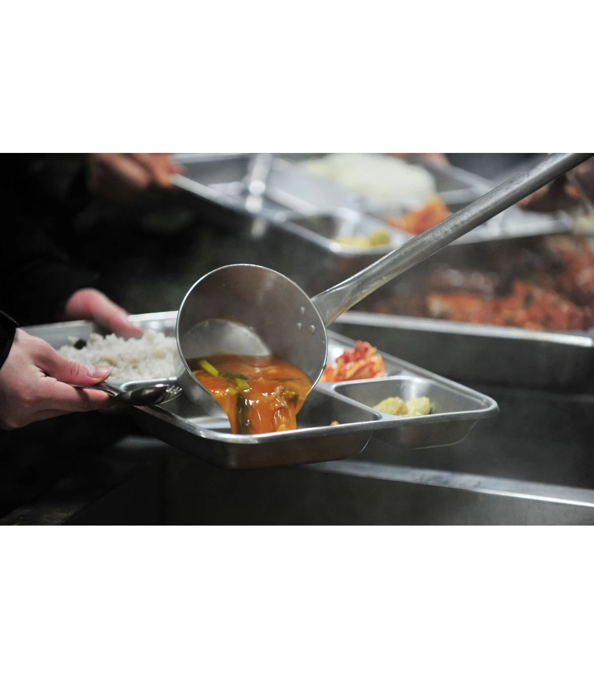 Lot De 10 Plateaux à Compartiments Avec Couvercles + 100 Fourchettes - Plateau Rond Noir 31 Cm, 6 Cases, Réutilisable