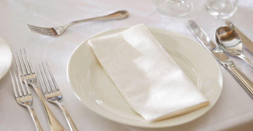 La taille des serviettes de table : un détail incontournable en gastronomie