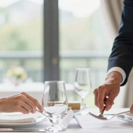 Fourchette à droite ou à gauche : la placer, pourquoi et comment ?