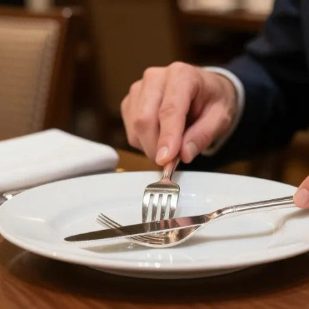 Codes couverts restaurant : la méthode simple pour communiquer avec le serveur