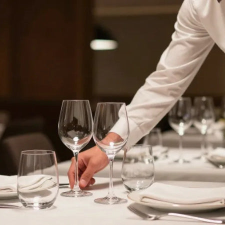 Comment dresser une table dans un restaurant : les erreurs invisibles que vos clients remarquent avant le premier service