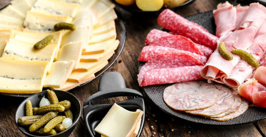 Comment faire un plateau de charcuterie pour accompagner votre raclette ?