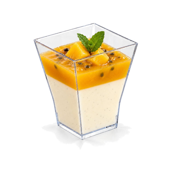 Verrine pyramidale plastique PS transparente « Taïti » - 120 ml - 5 cm x 5 cm x 7 cm - en situation