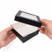 Boîte "Kray" carrée carton noir avec couvercle à fenêtre - 700 ml - 13,5 cm x 13,5 cm x 5 cm - en main