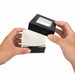 Boîte "Kray" carrée carton noir avec couvercle à fenêtre - 200 ml - 8,5 cm x 8,5 cm x 4 cm - en main