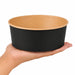 Saladier rond "Buckaty" en carton kraft noir - 1300 ml - Ø 18,3 cm - H 6,5 cm - en main