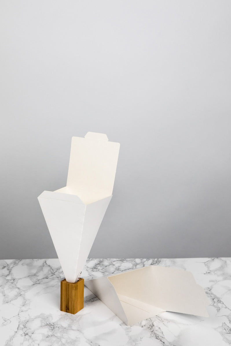 Resealable white cardboard snack cone - 9 cm x 9 cm x 19 cm - 400 pcs ...