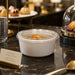 Pot à sauce rond blanc avec couvercle plat transparent - 120 ml - Ø 7,4 cm - H 4,5 cm - ambiance