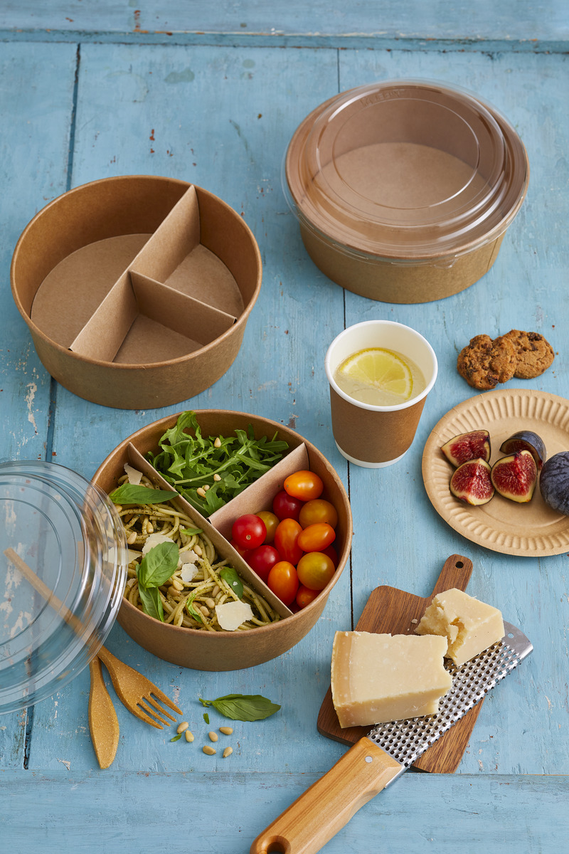 Salade healthy pour la vente à emporter dans un saladier en carton kraft avec séparateur d'aliments